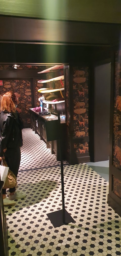 Photo de Hollister Co. - 2 Rue Giscard de la Tour Fondue, Clermont-Ferrand, France
