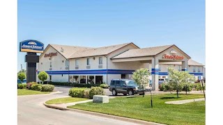 Howard Johnson by Wyndham Wichita Airport