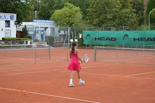 on court Tennis & Sportschule GmbH