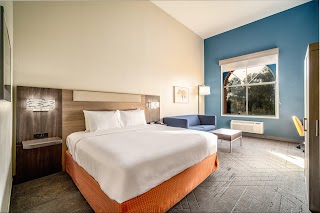 Holiday Inn Express & Suites Phoenix - Mesa West, an IHG Hotel