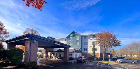 Holiday Inn Express & Suites Portland-Jantzen Beach, an IHG Hotel