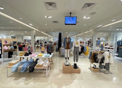Photo of Forever 21 - 2500 North Mayfair Road, Wauwatosa, WI 53226, USA