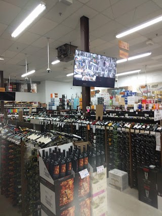 Shopping Center Wine and Liquor