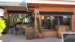 Restaurante y Pizzería El Porton de Piedra junto a las plantas de hormigon