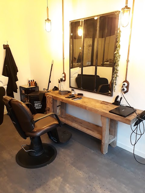 AU PETIT SALON