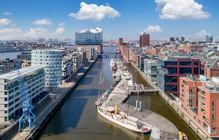 Hafenkran Hamburg by Floatel