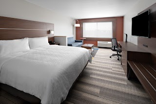 Holiday Inn Express & Suites Elkhorn - Lake Geneva Area, an IHG Hotel