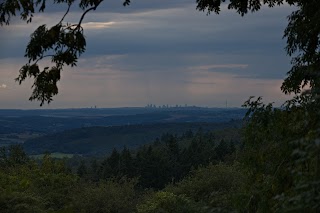 Ferienhaus Vogelsbergblick: Luxus Ferienhaus mit Hund mieten, eingezäunt, Alleinlage, Sauna, Kamin, Vogelsberg, Deutschland