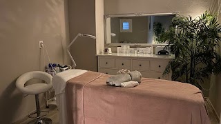 Deluxe Beauty Lounge-Manicura , pedicura y extensiones de pestañas en Vilanova y la Geltru