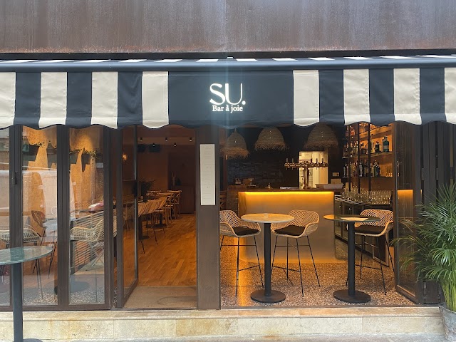 SU.