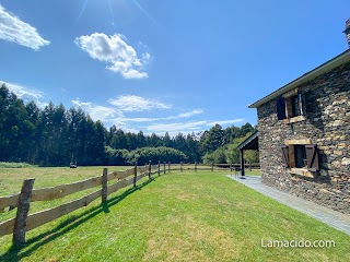 Casa rural Lamacido. Aldea con granja Galicia.