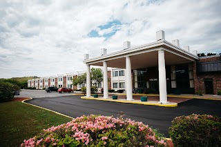 Mystic River Hotel & Suites