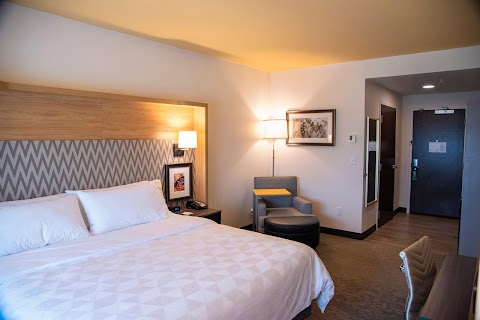 Holiday Inn & Suites Savannah Airport - Pooler, an IHG Hotel