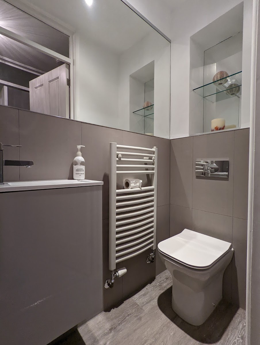 Lee James homes in 70 Oxford Rd, Owlsmoor, Sandhurst GU47 0TS, UK - Carpenters featuring 