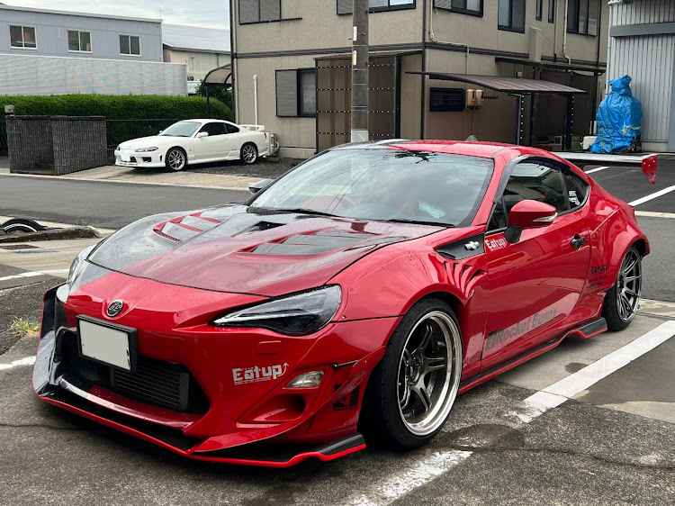 86のEat up⤴️・ロケットバニー86・やっぱりお尻は大事・斜めカラー・タイヤ交換中に関するカスタム事例の投稿画像1枚目