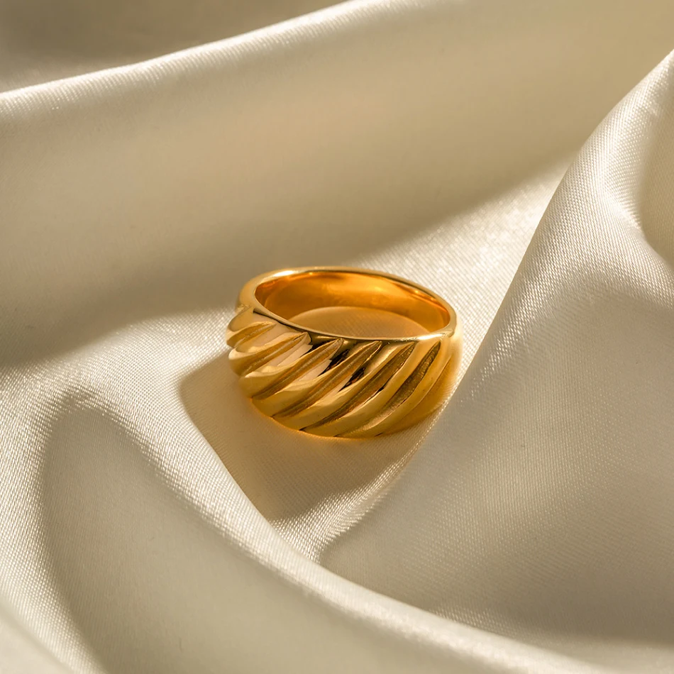 Bague en acier inoxydable à texture diagonale rainurée, surface large, inaltérable, résistante à l'usure, idéale pour un usage quotidien