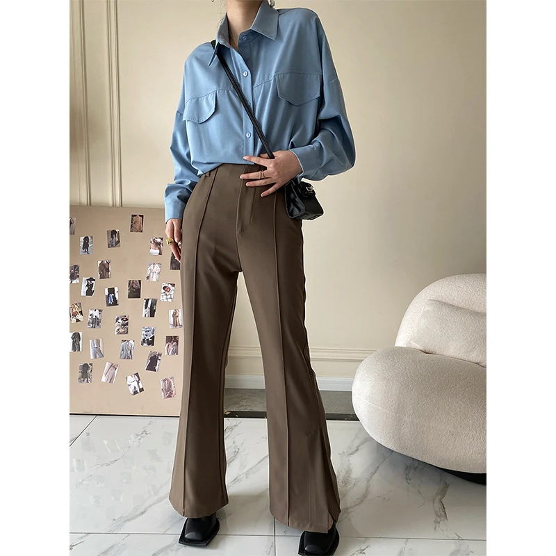 Calças de terno flare de cintura alta e fenda elegante. Combine elegância e conforto. Perfeitas para um visual sofisticado e moderno em qualquer ocasião.