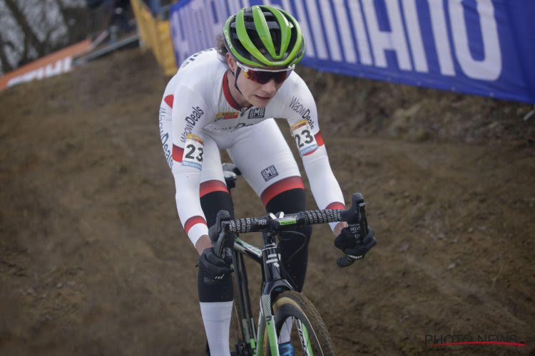 Vos overleeft kettingprobleem en heerst in finale van superspannende WB-cross