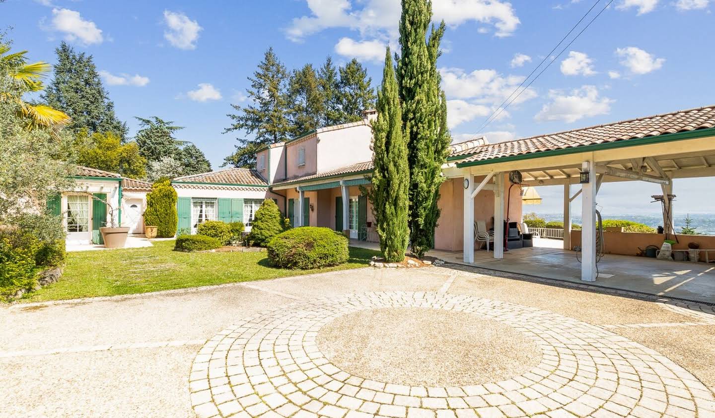 House with pool and terrace Pommiers