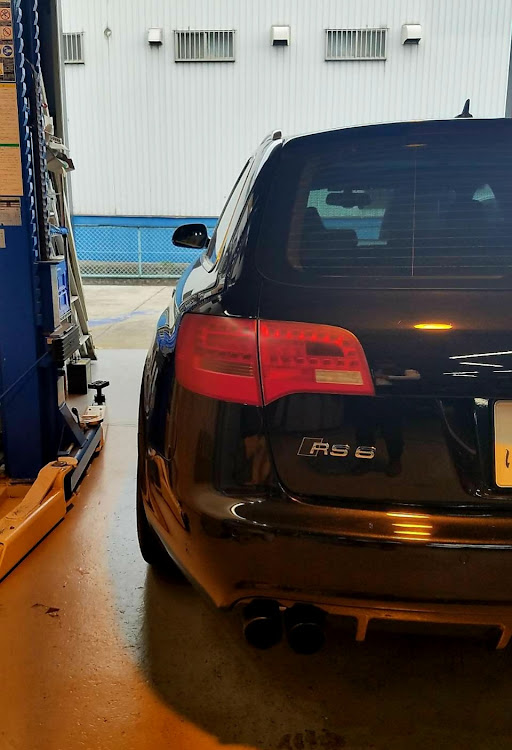 RS6 アバントのAudi・エンジン脱着・めっちゃデカい・もうすぐかな…・楽しみ！に関するカスタム事例の投稿画像1枚目