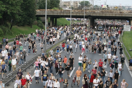 Učesnici protesta Srbija protiv nasilja stigli do Autokomande, obustavljen saobraćaj na autoputu