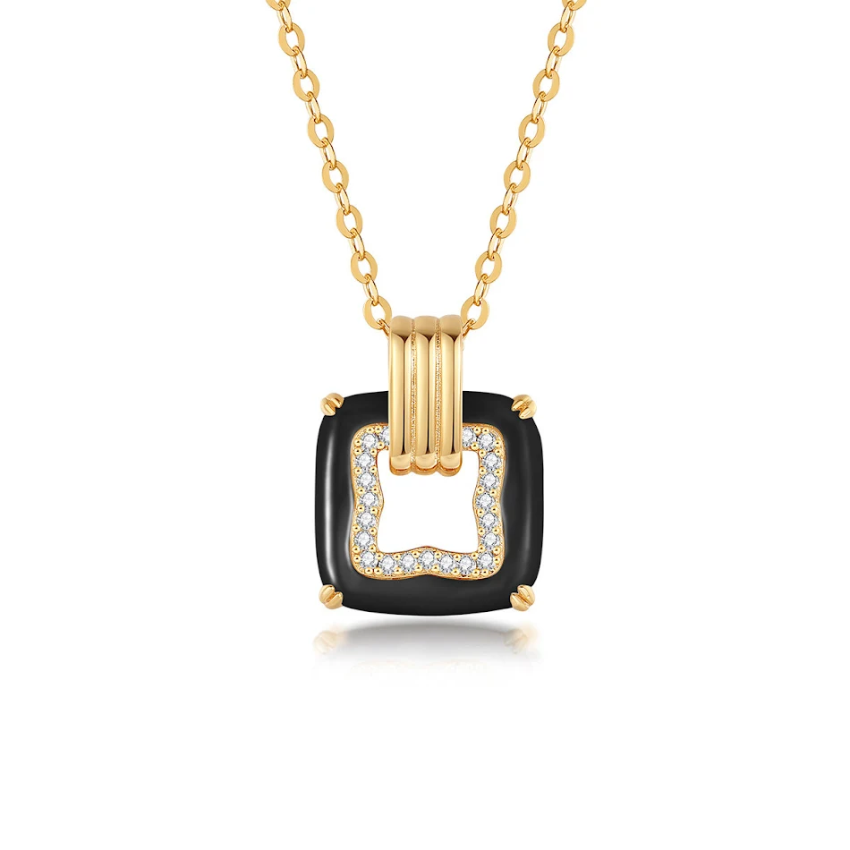 Collier femme polyvalent en agate noire carrée et fritillaire, un accessoire élégant et intemporel pour toutes les tenues.