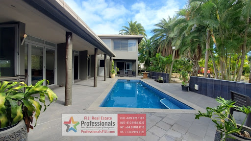 House with pool 4