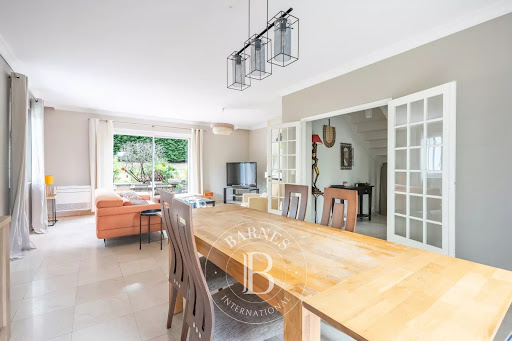 Salle à manger avec table en bois, salon adjacent - vente Maison de luxe à Orgeval, 8 pièces, 5 chambres