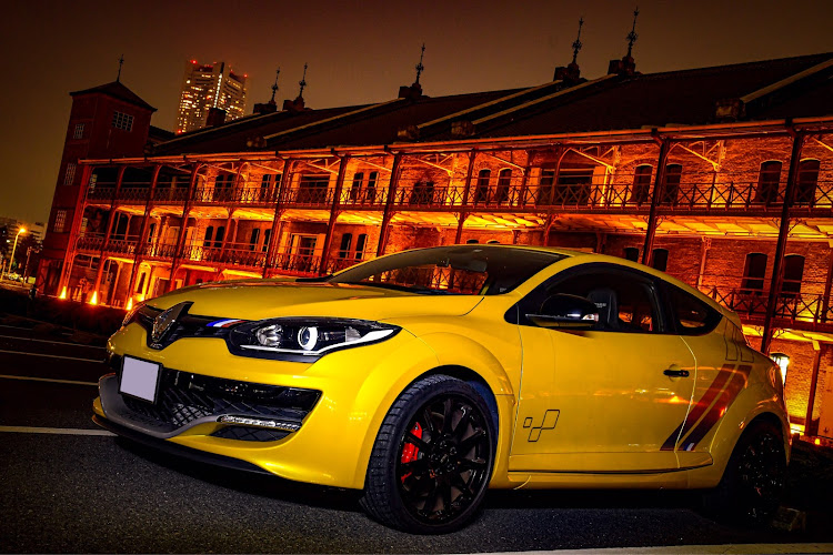 メガーヌ ハッチバックの赤レンガ・ラインニュース・ターボ車は駄目！！に関するカスタム事例の投稿画像1枚目