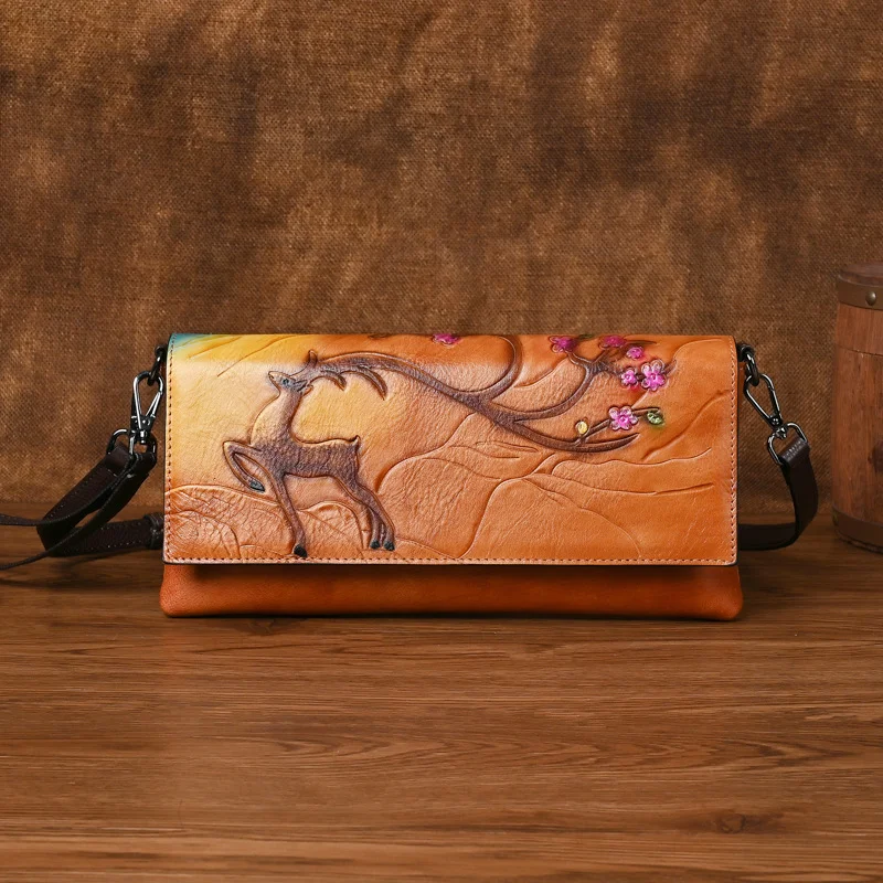 Retro Clutch met Kleuren Embossing en Kleine Neus, een stijlvolle kleine tas voor een avondje uit, handig voor het meenemen van essentials.