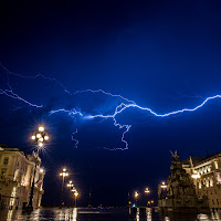 in piazza durante il temporale di 