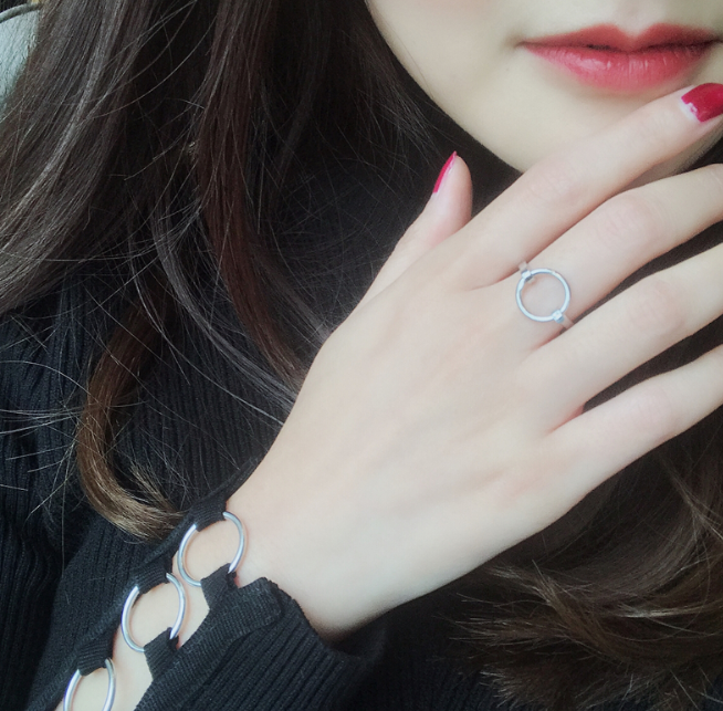 Anillo con textura de patrón circular para un estilo elegante y moderno. Perfecto para uso diario o ocasiones especiales.