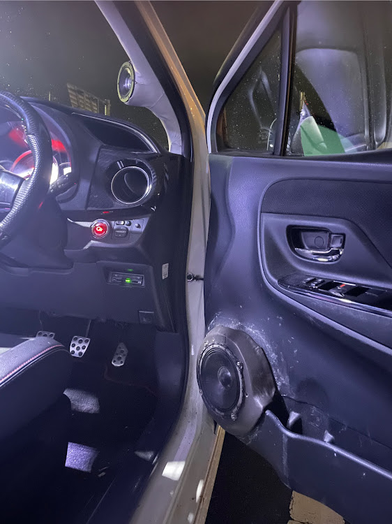 ヴィッツのカーオーディオ・DIY・アウターバッフル・ピラー埋め込みツィーター・TS-HX900PRSに関するカスタム事例の投稿画像7枚目