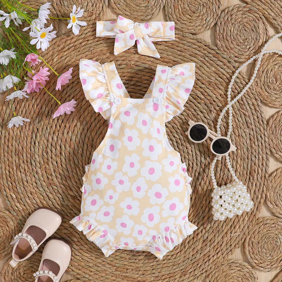 Macacão curto casual para meninas com chapéu, perfeito para o verão, confortável e estiloso para brincar e passear.