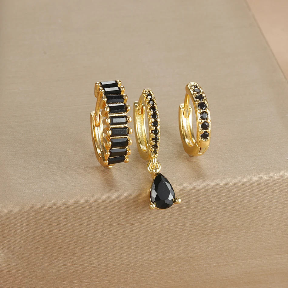 Pendientes chapados en oro con diamantes de gota de agua geométrica, elegantes y sofisticados para realzar tu belleza natural.