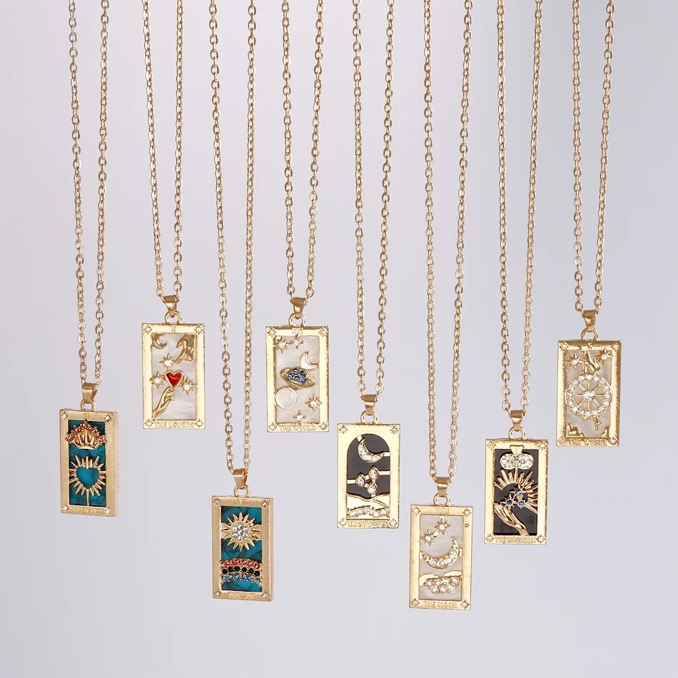 Collier Plaque Carrée Simple Hot Girl pour Femme, un ornement féminin élégant. Sublimez votre style avec ce bijou tendance et raffiné.