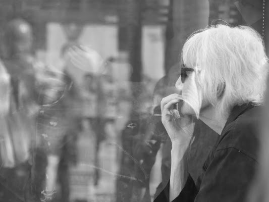 Lady at the tram stop di Juri_rg