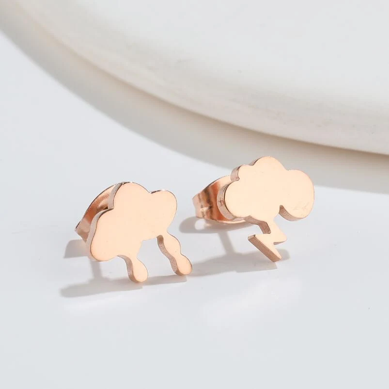 Ženski asimetrični 18K zlatni oblak munja kiša minđuše. Elegantan i moderan dizajn, savršen za svaku priliku.