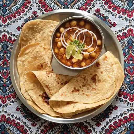 4 Phulka Roti With Chole Masala