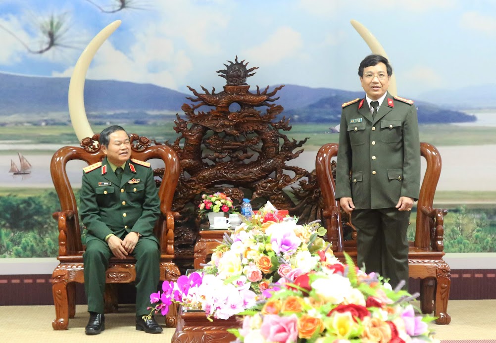 Đại tá Hồ Văn Tứ, Phó Giám đốc Công an tỉnh báo cáo tình hình, kết quả công tác của Công an Nghệ An trong năm 2019.