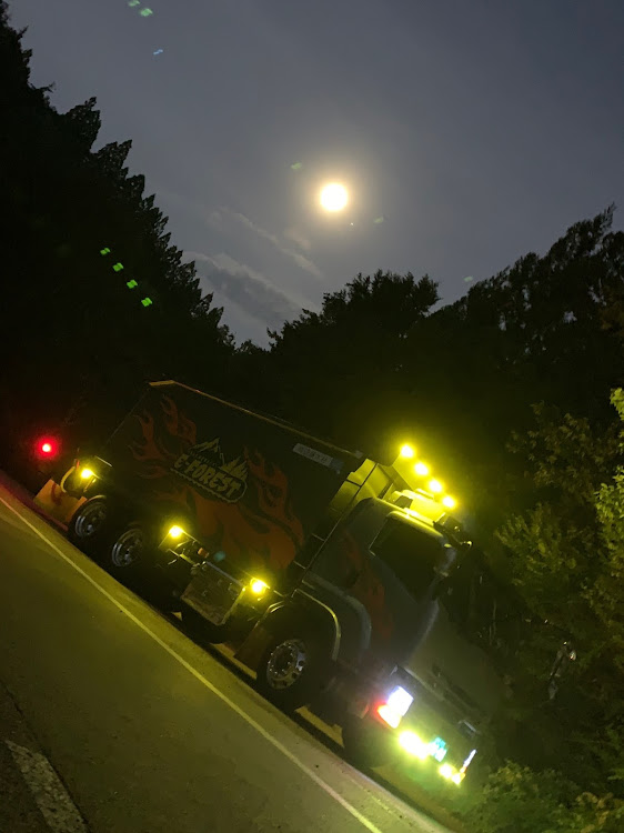 フォワードの中秋の名月・原木車・ログリフト・純正バイザー・ユーロぽい仕様？に関するカスタム事例の投稿画像1枚目