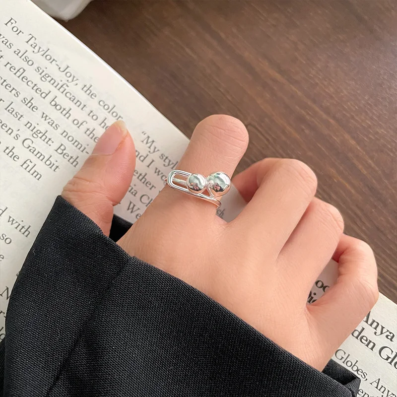 Eenvoudige, geavanceerde sterling zilveren ring. Elegant en perfect voor dagelijks gebruik, een tijdloos sieraad.