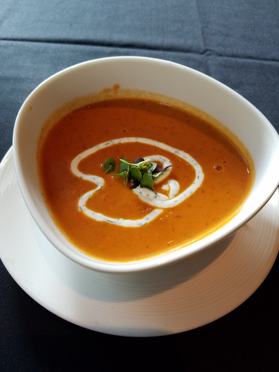 Creamy tomato and herb soup with fennel