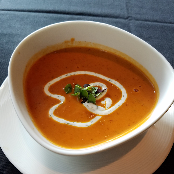 Creamy tomato and herb soup with fennel