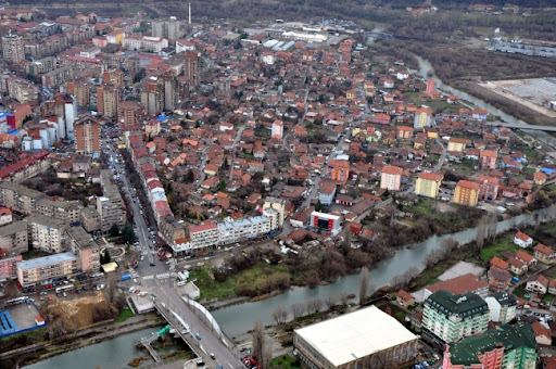 Policija tvrdi da je našla oružje i eksploziv tokom pretresa u Mitrovici, Zvečanu i Banjskoj