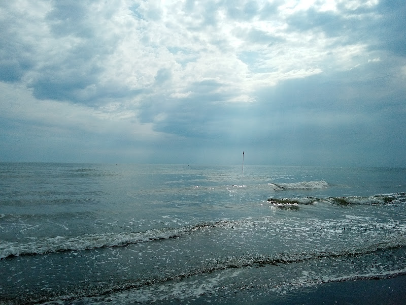 I raggi del sole sulle onde del mare di Zarete