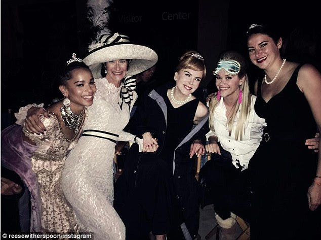 Throwback: Reese Witherspoon compartilhou uma foto nos bastidores do episódio final Big Little Lies; (De L para R) Zoe Kravitz, Laura Dern, Nicole Kidman, Reese, Shailene Woodley