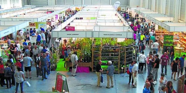 Imagen de una edición anterior de la feria Bioterra, con decenas de stands llenando uno de los pabellones de Ficoba./F. DE LA HERA