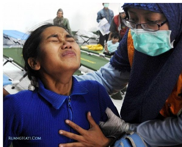 Salah seorang pengungsi Merapi yang sedang mengalami gangguan pernapasan akibat abu vulkanik Salah seorang pengungsi Merapi yang sedang mengalami gangguan pernapasan akibat abu vulkanik