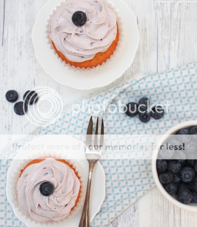 Cocos Cupcakes with Blueberry Frosting // whatinaloves.com Frau Herzblut